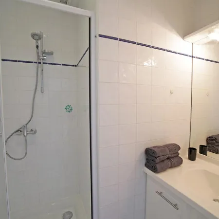 T2 Climatise A Plage, A 2 Min De La Mer, Avec Balcon Et Parking Inclus - Fr-1-319-392